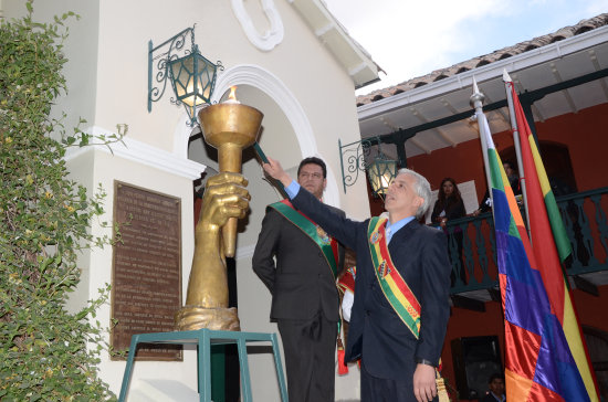 CIVISMO. Garca Linera enciende la tea.