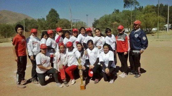 Las integrantes de la seleccin chuquisaquea de softbol Sub 17 con el trofeo de campen, conseguido en Cochabamba.