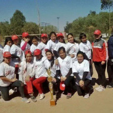 Las integrantes de la seleccin chuquisaquea de softbol Sub 17 con el trofeo de campen, conseguido en Cochabamba.