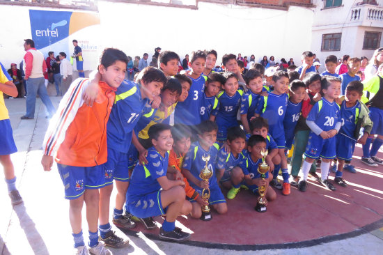 Los jugadores del Cerpi, campeones en las categoras 10 y 12 aos.