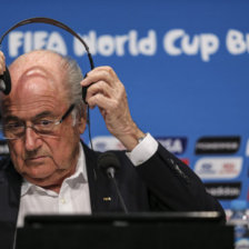 El presidente de la FIFA, Joseph Blatter, insinu, antes del Mundial de Brasil, que jugar en Qatar en los meses de verano sera una complicacin.