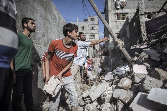 BOMBARDEOS. Palestinos trabajan en las labores de desescombro de una vivienda que fue destruda durante un ataque areo israel.