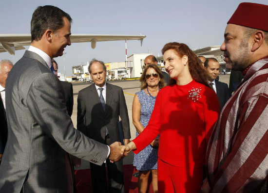 VISITA. El Rey Felipe VI se despide del Rey Mohamed VI y su esposa, Lala Salma.