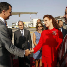 VISITA. El Rey Felipe VI se despide del Rey Mohamed VI y su esposa, Lala Salma.