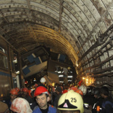 RESCATE. Trabajos de rescate despus del descarrilamiento de tres vagones en Mosc.