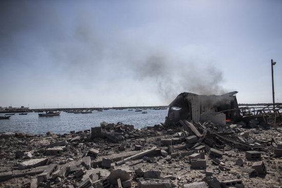 BOMBARDEO. Vista general del humo desde un cobertizo en el puerto de Gaza en el que murieron seis nios.