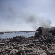 BOMBARDEO. Vista general del humo desde un cobertizo en el puerto de Gaza en el que murieron seis nios.