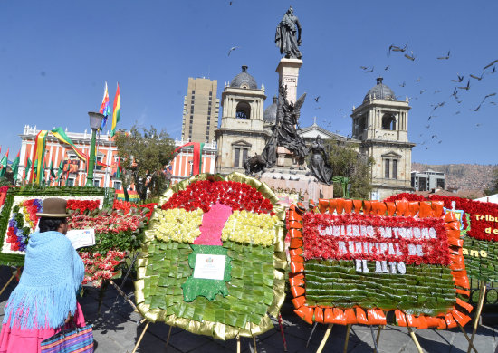 EFEMRIDE. Las ofrendas florales depositadas en la Plaza Murillo.