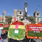 EFEMRIDE. Las ofrendas florales depositadas en la Plaza Murillo.