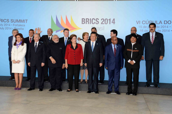 EN BRASIL. Los presidentes de Argentina (izq.) y de Bolivia (der.) con otros mandatarios.