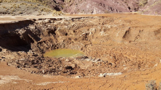 CONTAMINACIN. El dique de colas de la empresa Santiago Apstol, del municipio de Tacobamba, sufri un colapso el pasado 4 de julio.