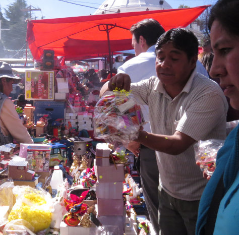 TRADICIN. La compra y bendicin de bienes en miniatura y las peticiones a la Virgen del Carmen congregaron a centenares.