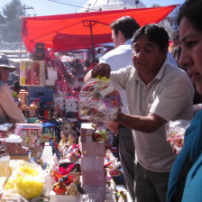 TRADICIN. La compra y bendicin de bienes en miniatura y las peticiones a la Virgen del Carmen congregaron a centenares.