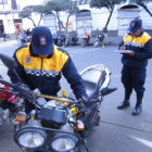 SANCIN MORAL. Los guardias municipales de trnsito colocan pegatinas.