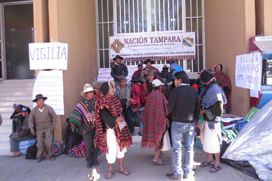 VIGILIA. Un grupo de nativos de Yampara Suyu y Qhara Qhara Suyu hace vigilia en las afueras del TCP.