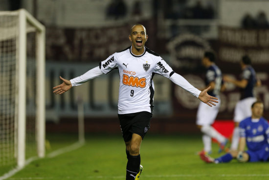 El jugador Diego Tardelli le dio el triunfo al Atltico Mineiro, en el duelo de ida de la Recopa Sudamericana, jugado anoche en Buenos Aires.