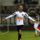 El jugador Diego Tardelli le dio el triunfo al Atltico Mineiro, en el duelo de ida de la Recopa Sudamericana, jugado anoche en Buenos Aires.