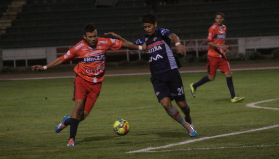 El delantero estudiantil Lucas Ojeda (i) lucha por el baln con el aviador Jos Carlos Barba anoche, en el partido de ida de la segunda fase de la Copa Liga.