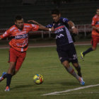 El delantero estudiantil Lucas Ojeda (i) lucha por el baln con el aviador Jos Carlos Barba anoche, en el partido de ida de la segunda fase de la Copa Liga.