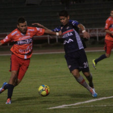 El delantero estudiantil Lucas Ojeda (i) lucha por el baln con el aviador Jos Carlos Barba anoche, en el partido de ida de la segunda fase de la Copa Liga.