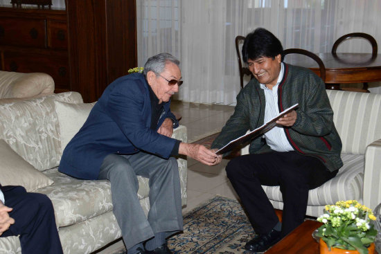 ENCUENTRO. Morales durante la reunin con su homlogo de Cuba, Ral Castro, en Brasil.