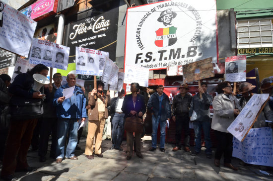 HOMENAJE. Los miembros de ASOFAMD recuedan a las vctimas del golpe de Estado en La Paz.