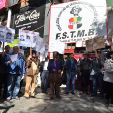 HOMENAJE. Los miembros de ASOFAMD recuedan a las vctimas del golpe de Estado en La Paz.