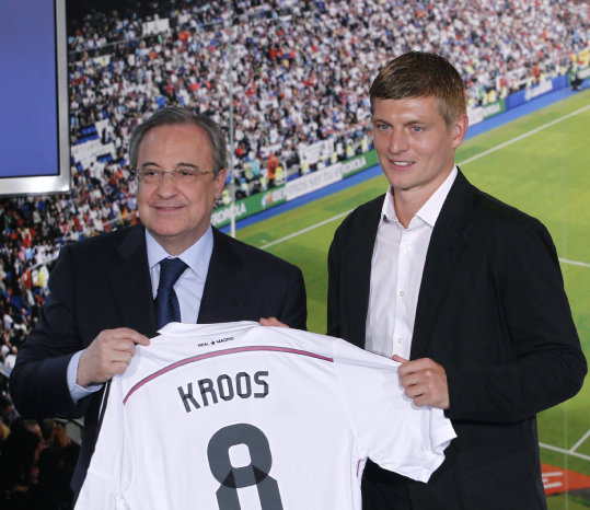 El alemn Toni Kroos (d) recibe la bienvenida de Florentino Prez.