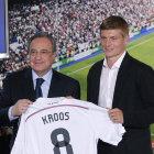 El alemn Toni Kroos (d) recibe la bienvenida de Florentino Prez.