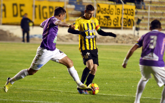 Un pasaje del partido entre The Strongest y Real Potos; abajo, el festejo del gol de Bolvar en el triunfo sobre San Jos.