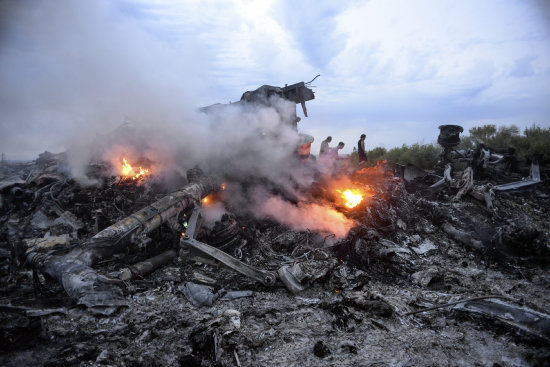 DESASTRE. Restos incandescentes del avin de Malasyan Airlines yacen en un descampado cerca de la frontera entre Rusia y Ucrania.