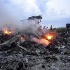 DESASTRE. Restos incandescentes del avin de Malasyan Airlines yacen en un descampado cerca de la frontera entre Rusia y Ucrania.