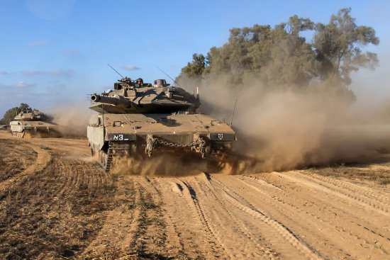 AVANCE. Tanques israeles Markava se dirigen a la frontera con la Franja de Gaza.