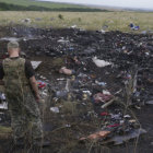 RESCATE. Un rebelde ucraniano observa los restos del avin de Malasyan Airlines durante el rescate de los cuerpos de las vctimas.