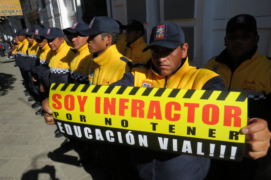 TRNSITO. Los guardias municipales sancionarn moralmente a malos conductores.