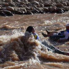 TURISMO. En las aguas del Pilcomayo los turistas que visitan Icla pueden practicar el deporte de aventura denominado tubing.