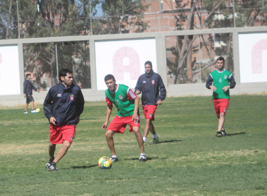 Alejandro Bejarano (i) domina el baln ante la marca de Rolando Ribera en la prctica de ayer, en la cancha de Fancesa.