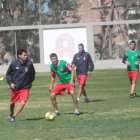 Alejandro Bejarano (i) domina el baln ante la marca de Rolando Ribera en la prctica de ayer, en la cancha de Fancesa.