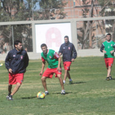 Alejandro Bejarano (i) domina el baln ante la marca de Rolando Ribera en la prctica de ayer, en la cancha de Fancesa.