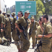 MOVILIZADOS. Varios reservistas israeles esperan en un puesto militar fronterizo.