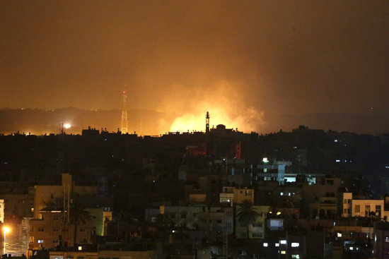 ATAQUE. Vista de un ataque nocturno sobre algn lugar de la Franja de Gaza, desde donde miles de civiles se vieron obligados a huir.