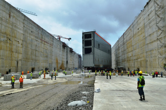 GIGANTE. Obreros transportan la primera gigantesca compuerta a la nueva esclusa.