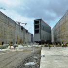 GIGANTE. Obreros transportan la primera gigantesca compuerta a la nueva esclusa.