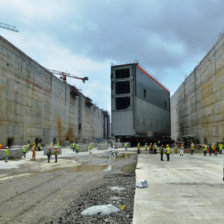 GIGANTE. Obreros transportan la primera gigantesca compuerta a la nueva esclusa.