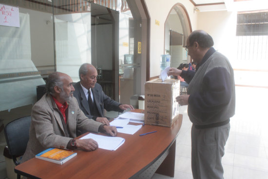 VOTACIN. Abogados emitieron su voto.