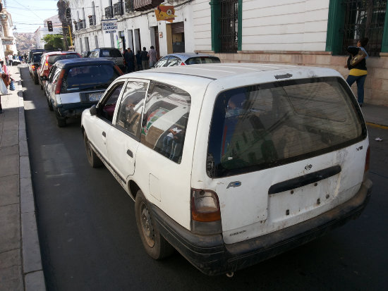 IRREGULAR. Muchos vehculos sin placas prestan servicio pblico, otros son utilizados por instituciones pblicas.