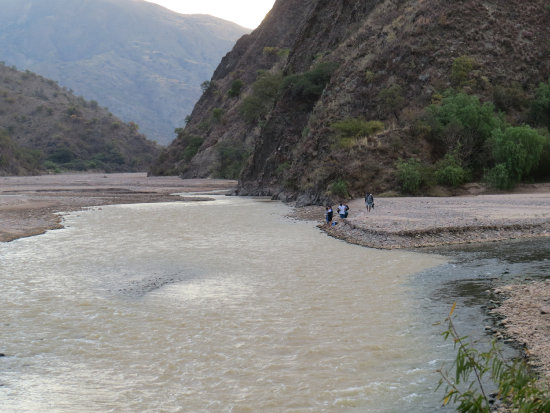 ESTUDIOS. La Gobernacin de Chuquisaca tom muestras del agua del Pilcomayo en la comunidad de Tasa Pampa.