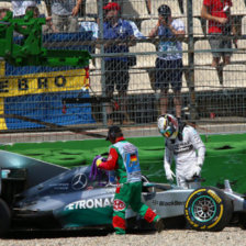 El accidente que sufri Lewis Hamilton (arriba) fue bien aprovechado por Nico Rosberg para ganar la pole.