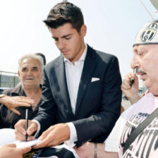 Morata firm autgrafos en Turn.