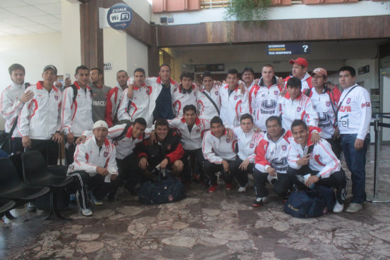 Los jugadores de Universitario ayer antes de emprender vuelo rumbo a Cochabamba, donde hoy jugarn frente a Wilstermann.